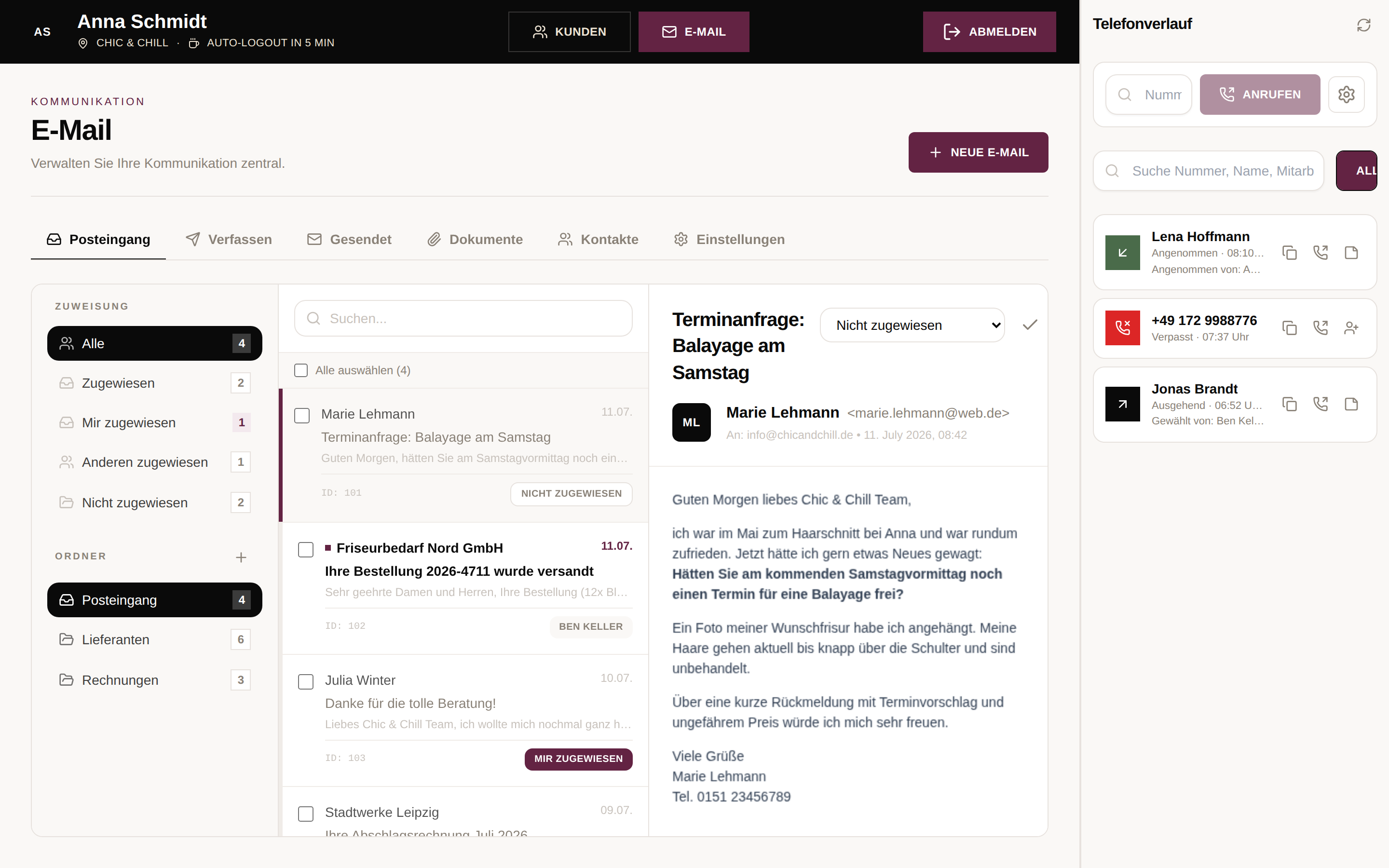 Kiosk-Modus mit aktivem E-Mail-Reiter: Zuweisungs-Filter und Ordner links, Nachrichtenliste in der Mitte, geöffnete Terminanfrage rechts, Telefonverlauf in der Seitenleiste